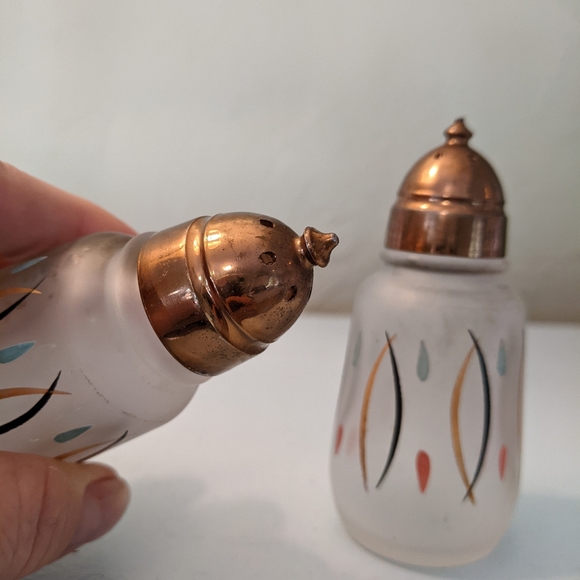 SOLD ETSYAtomic Mid Century Vintage Hazel Atlas Salt and Pepper Set - Picture 7 of 11